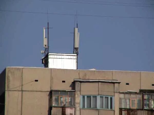 антенны на жилых домах. сотовые вышки на крыше дома. вышки 5g излучатели. антенны сотовой связи 5g на крыше жилых домов. базовая станция сотовой связи.