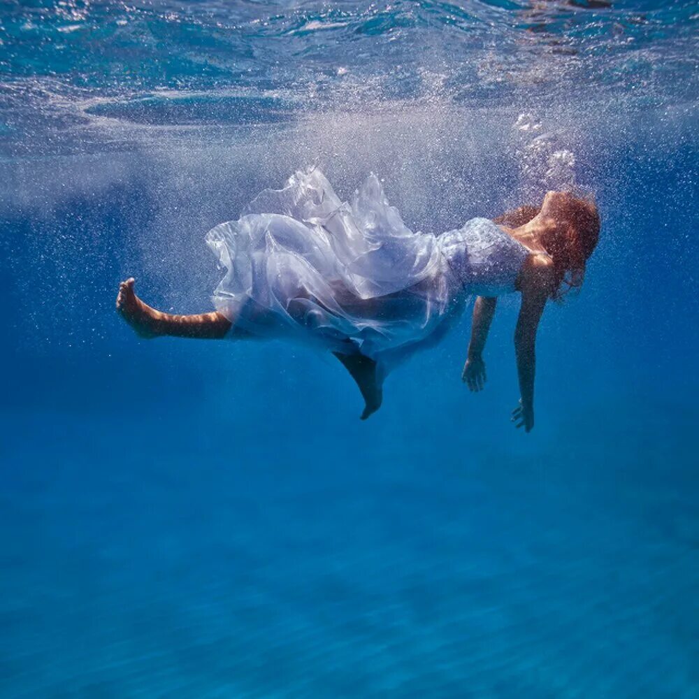 Сон я тону меня спасают. Девушка тонет. Сон я тону меня спасают. Девушка в море тонет. Тонет в воде.