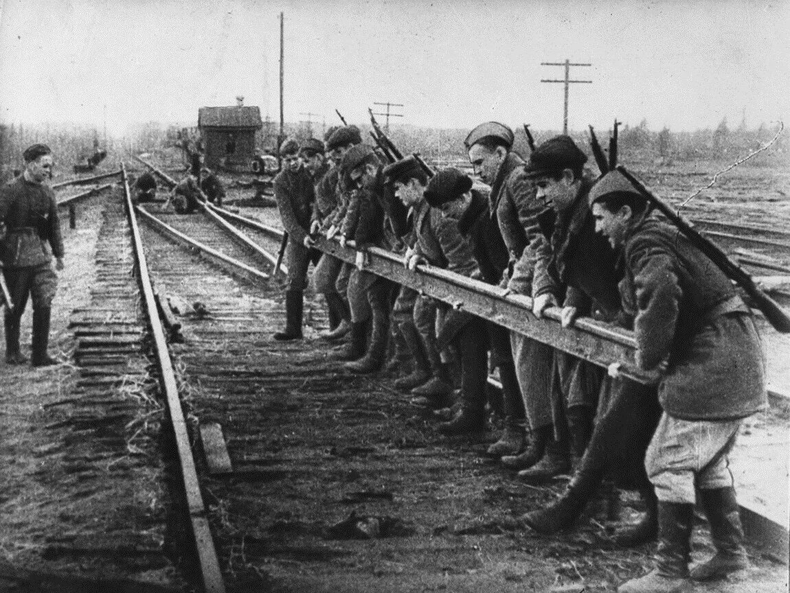 Железная дорога в годы войны. Северная железная дорога 1941. Железнодорожные войска СССР 1941-1945. Железная дорога во время Великой Отечественной войны 1941. Партизаны Белоруссии 1943 год.