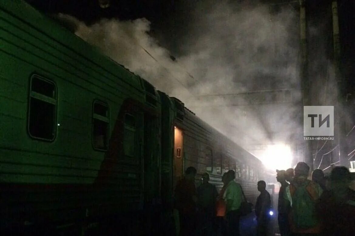 Поезд адлер сальск. Вагон поезда Саратов Адлер. Поезд Саратов Адлер. Вагон Саратов. Вагон поезда ночью.