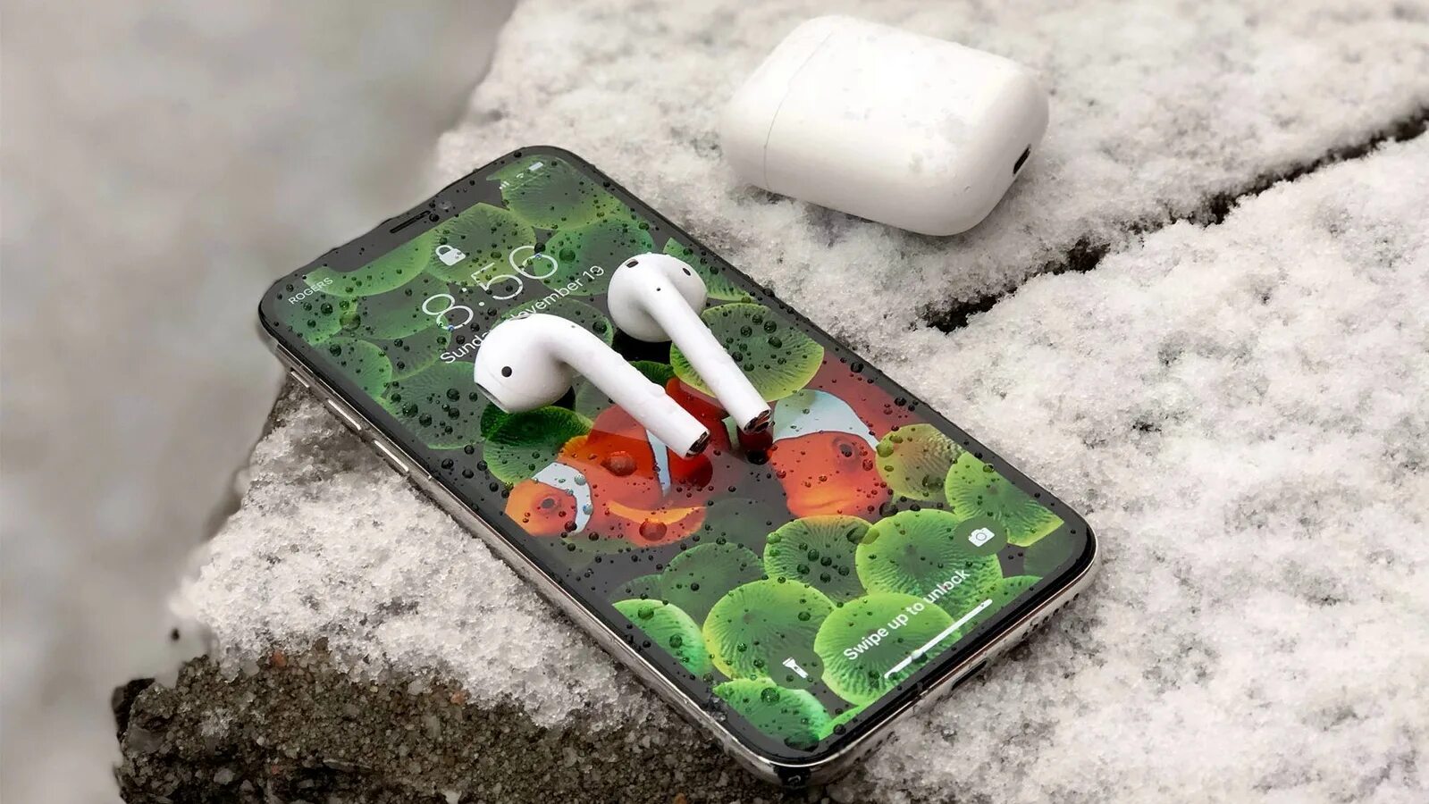 Смартфон в снегу. Смартфон в сугробе. Смартфон на холоде. Айфон на снегу. Airpods выключается