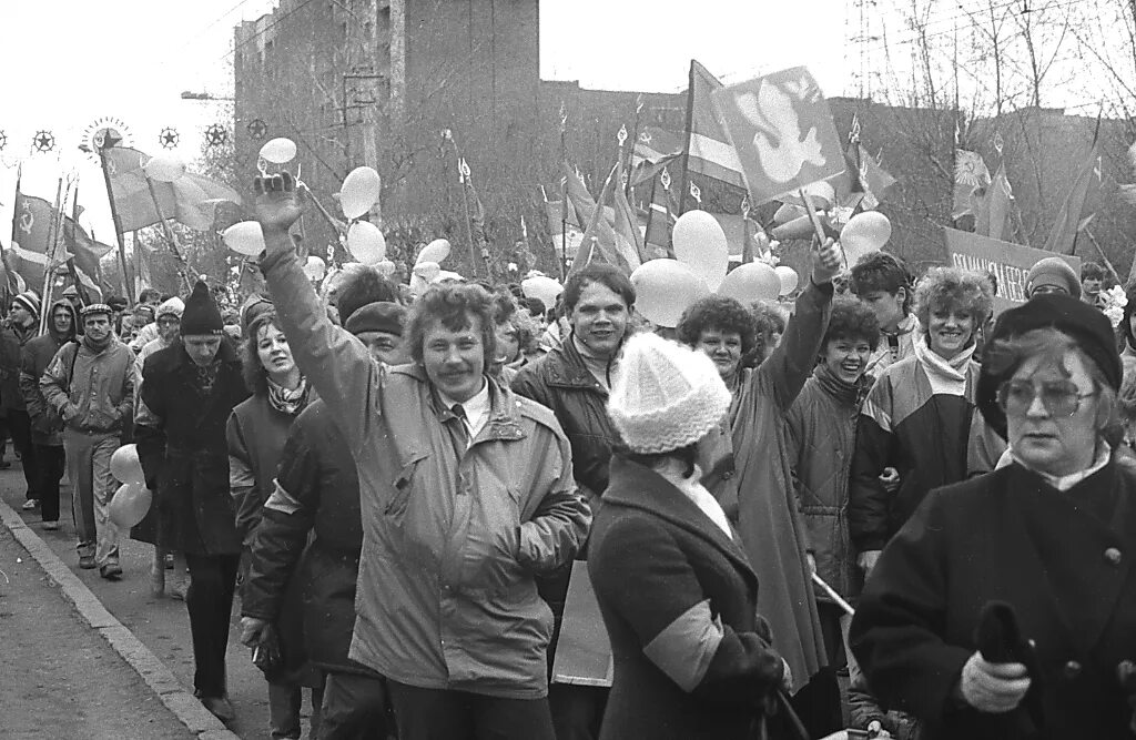 Демонстрация 1 мая в Киргизии г Фрунзе. Первомай СССР. Советская демонстрация. Первомайская демонстрация. 1 мая 1988