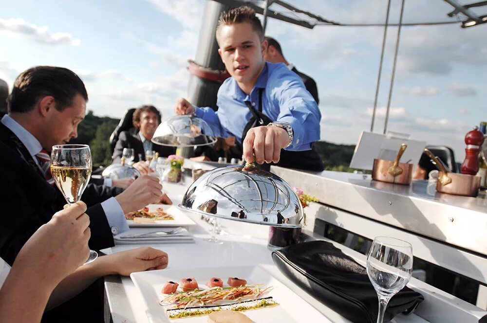 холодные закуски. мезе на кипре. Food experiences. компания людей в кафе. прием пищи в индии.