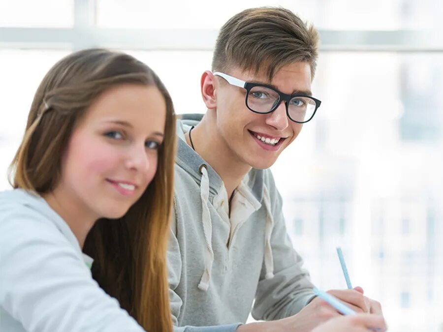 Мы учились вместе. Девочки вместе идут в школу. Студенческая влюбленность. Три студента. В а караковский воспитательная система фото.