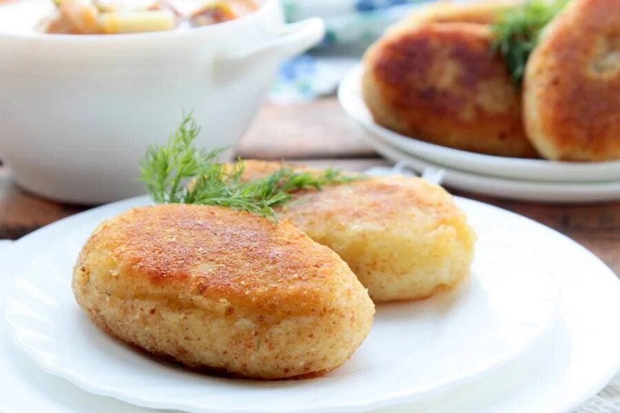 Зразы из пюре с фаршем. Зразы картофельные с фаршем. зразы картофельные с мясом. картофельные котлеты. зразы из картофеля с фаршем.