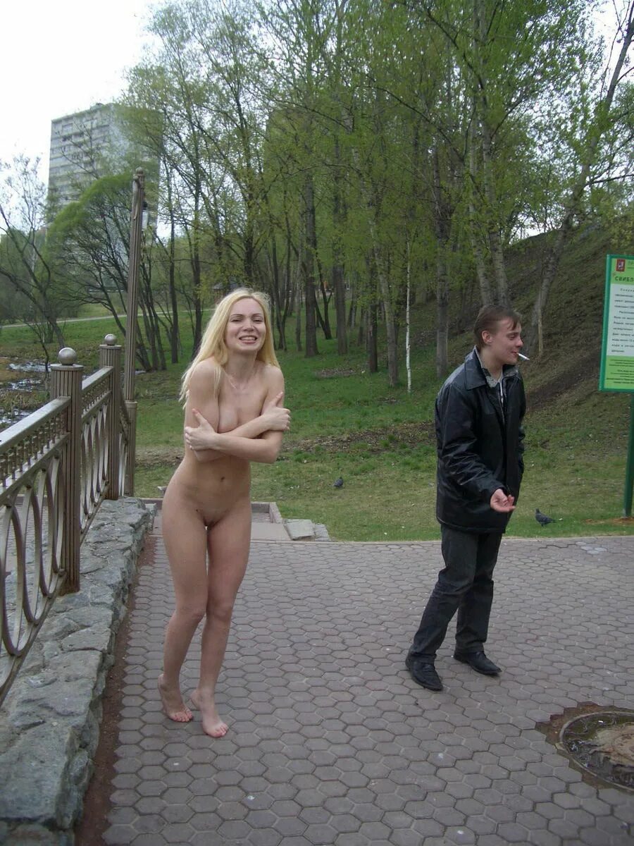 Машка на спор разделась догола на улице