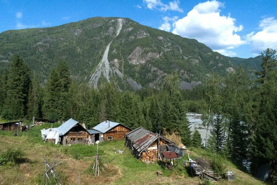 Россия 1 байкальская отшельница. Заимка Лыковых Хакасия. Заимка Лыковых Хакасия Таштыпский район. Заимка Агафьи Лыковой. Заимка Лыковых горы.