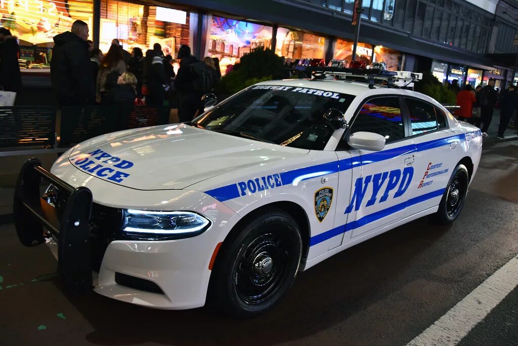 Сколько полицейских машин. Додж Чарджер полиция NYPD. Dodge Charger NYPD. Dodge Charger 2008 NYPD. Додж Чарджер полиция Нью Йорка.