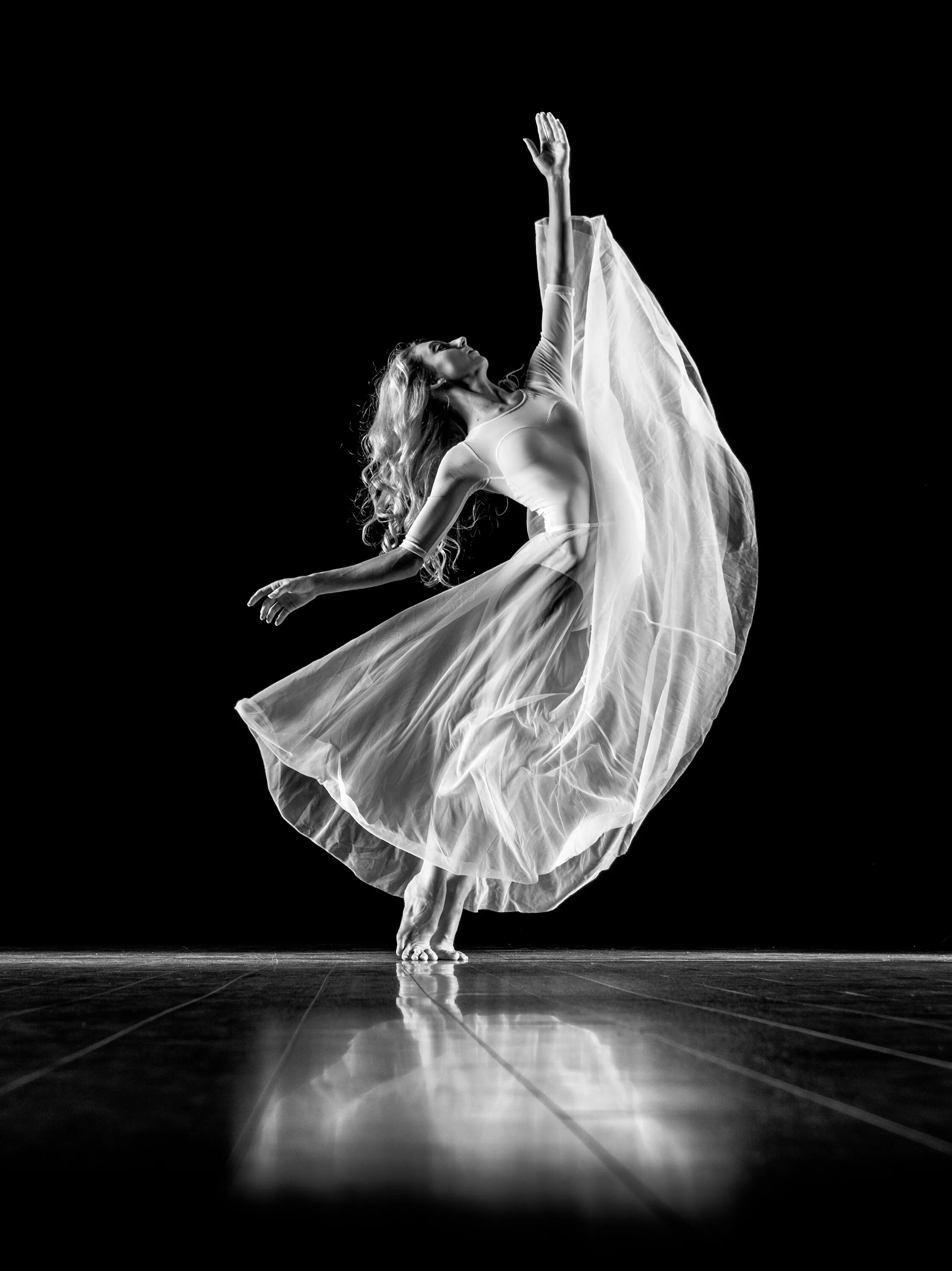 Танцующая девушка. Танцовщица в белом платье. Танцующая балерина. Балерина танцует.