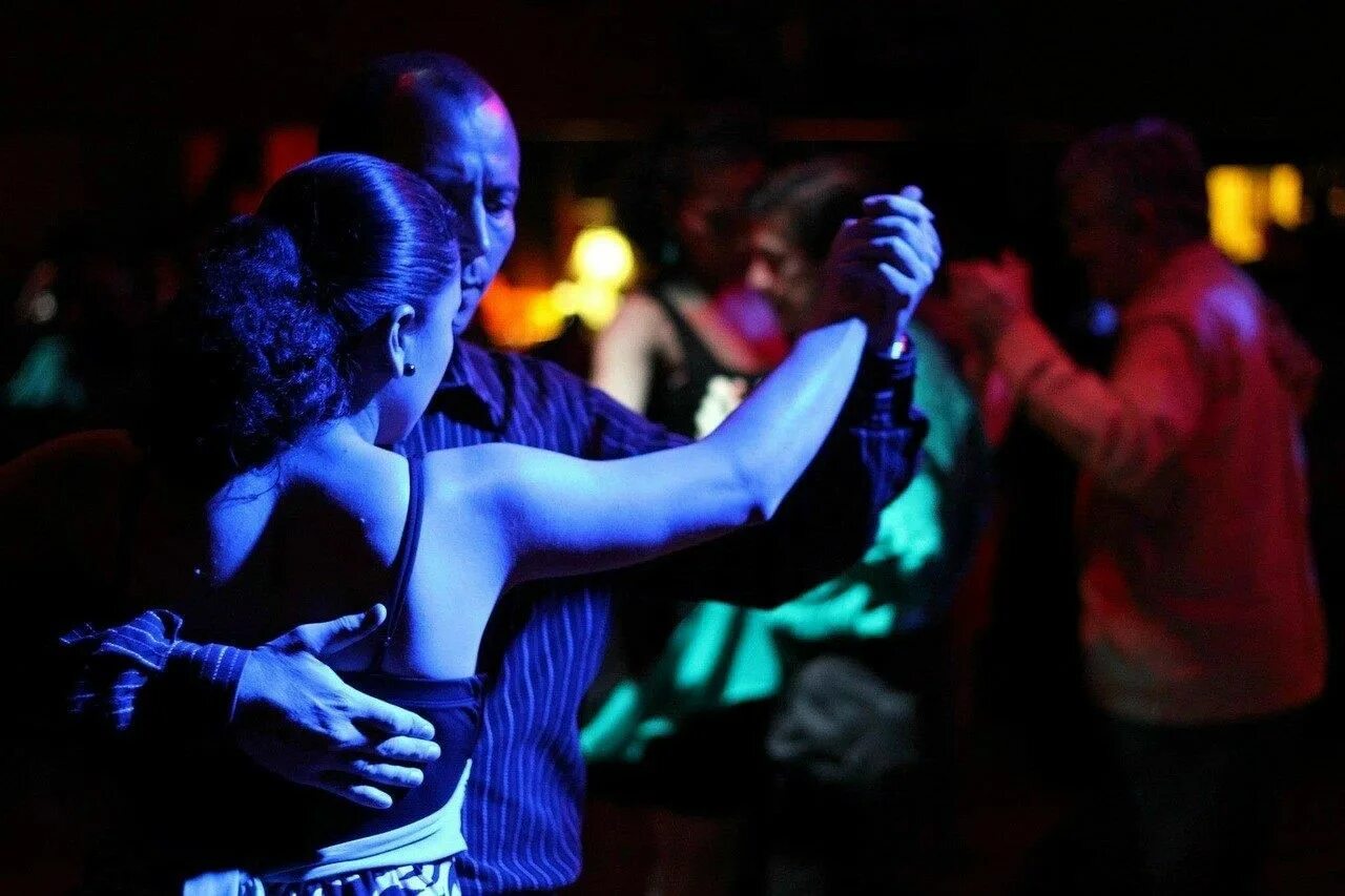 Танцевальный вечер. Денис Мизгирев Аргентинское танго. Медленный танец. Девушка танцует в баре. Медленный танец вмклубе.