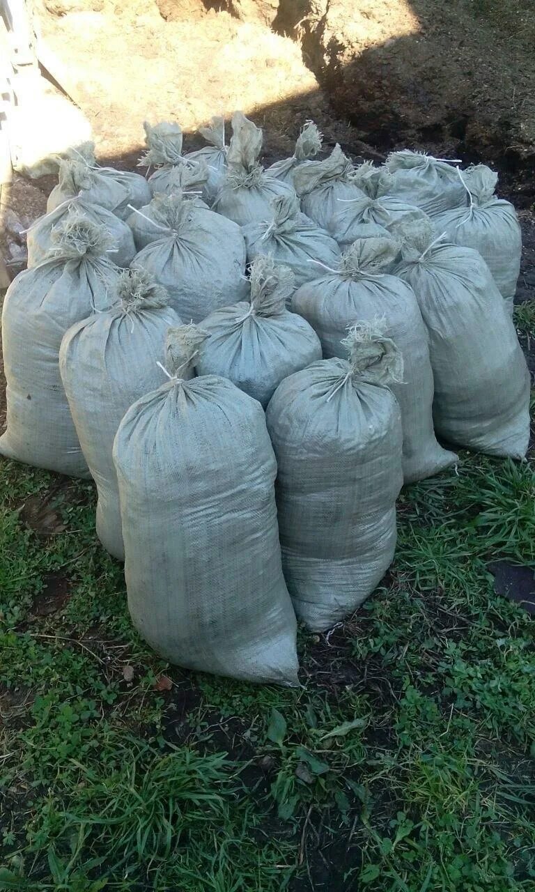 конский навоз в мешках. торф в мешках. чернозем в мешках. навоз в мешках. конский навоз в мешках.