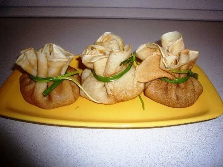 Курица с грибами в блинных мешочках. Блинные мешочки. фаршированные блины мешочки. блинные мешочки с курицей и грибами.