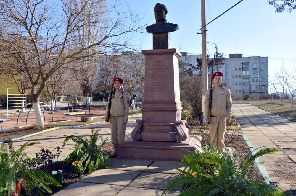 Жукова Симферополь. Маршала Жукова Симферополь. В Симферопольской школе установили бюст Маршала Жукова. Школа 29 симферополь маршала жукова