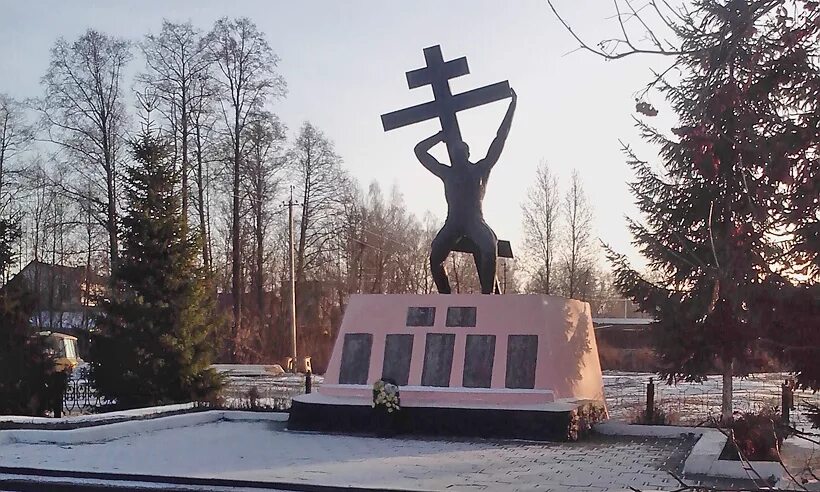 Радица-Крыловка Брянск. Памятник в Радице Крыловке Брянск. ДК поселка Радица Крыловка. Радица-Крыловка школьный памятник.