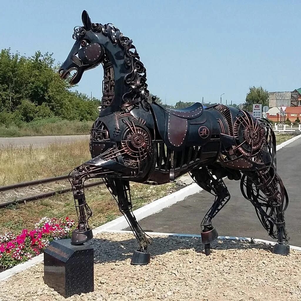 Скульптура лошади. Скульптуры из металлолома. Конь из металла. Лошадь из металла.