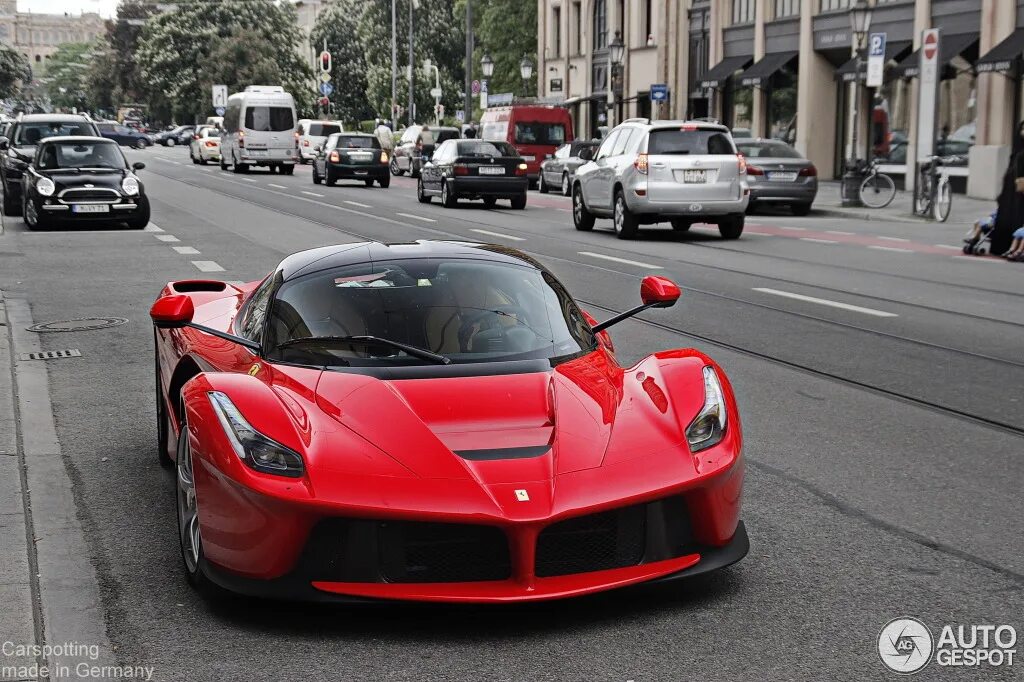 Феррари лаферрари. Ferrari laferrari 2019. Италия улица феррари. Феррари ла феррари. Ferrari laferrari 2013.