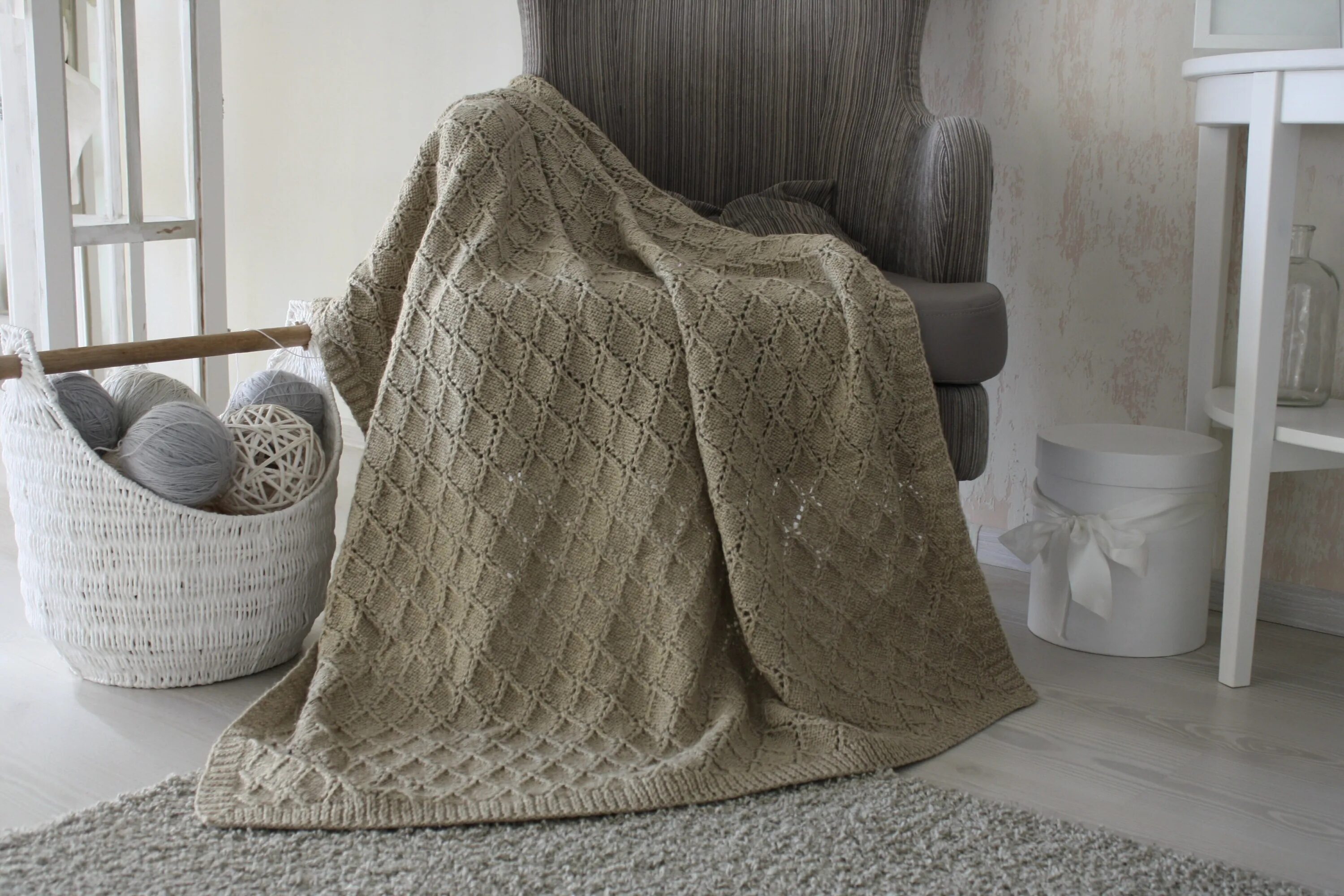 Вязаные пледы крючком. Вязаный плед крупной вязки светлый. Плед быстро. Плед быстро. Вязаный плед в интерьере.