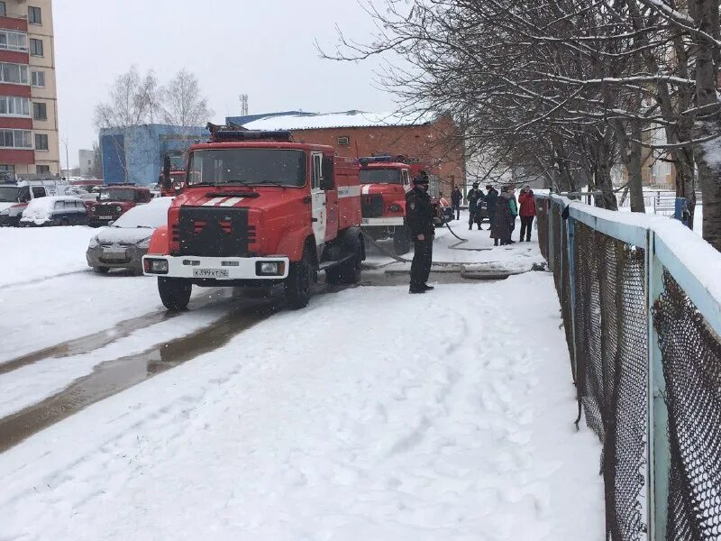 Пожар в школе Кемерово. 8 Школа Новокузнецк пожар. Пожар в Кемерово молодёжный 12. Пожар в 92 школе Кемерово. Теракт в кемерово в школе