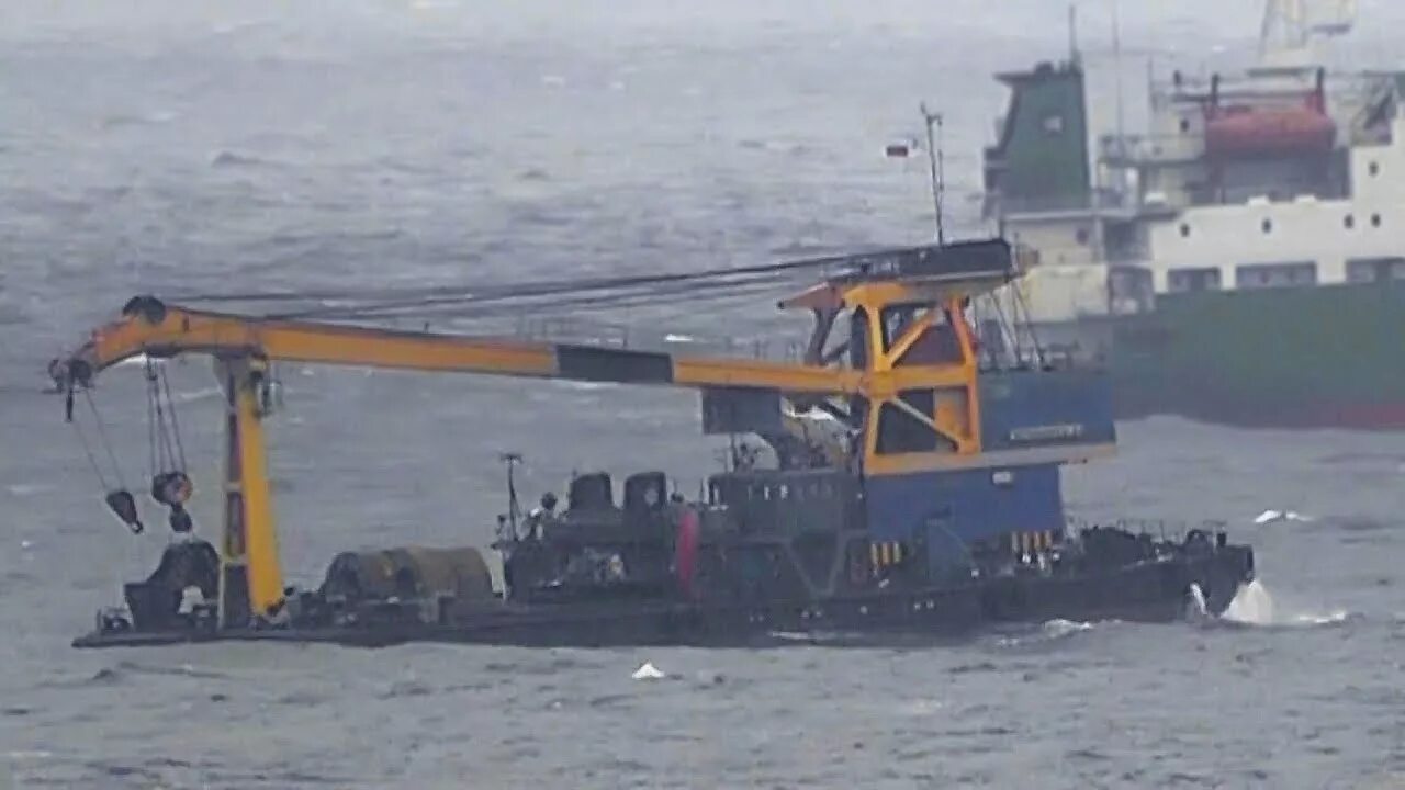 Крымский мост в шторм видео. Плавучий кран «черноморец-34». плавкран черноморец 34. плавкран врезался в крымский мост. плавкран крымский мост.