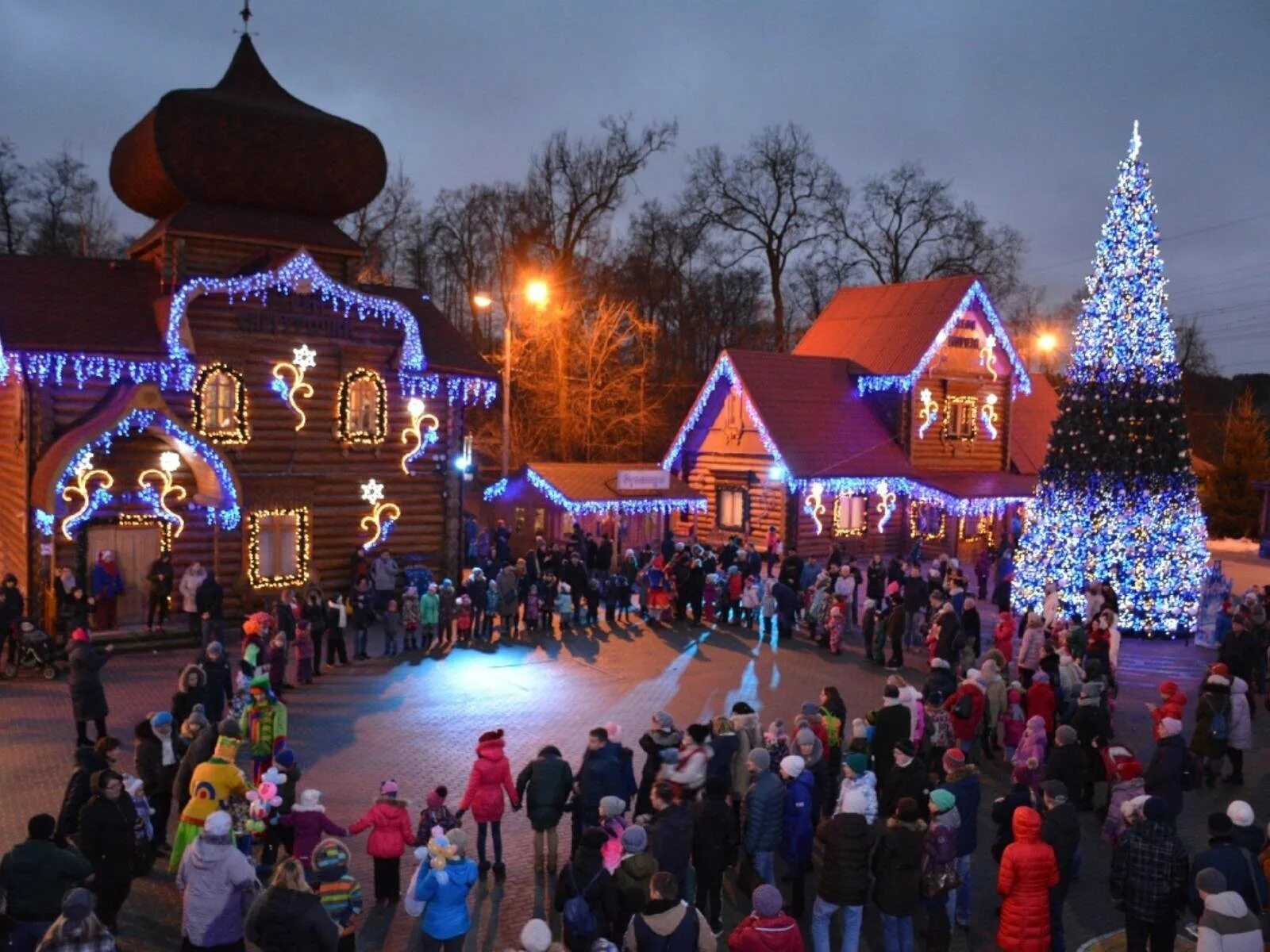 Резиденция деда мороза в москве в кузьминках. Усадьба деда мороза устюг. Парк кузьминки резиденция деда мороза 2021. Московская усадьба леда мороза. Терем деда мороза в кузьминках.