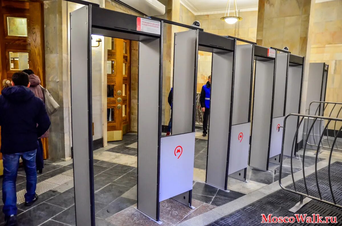 Объявление для прохода через рамку металлодетектора. Можно ли беременным пройти через металлоискатель. Металлодетектор в аэропорту. Переносные металлодетекторы и стационарные металлодетекторы. Рентгеновский сканер в аэропорту снимки.