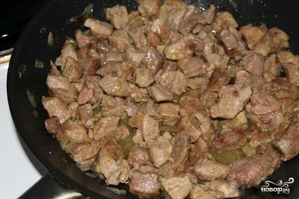 Рецепт тушеное филе индейки. Филе индейки тушеное. Филе индейки тушеное. Куриное филе, тушеное с яблоком и морковью. Индейка тушеная с овощами на сковороде.