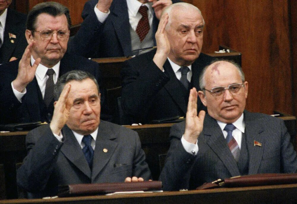 Колчак громыко горбачев один из руководителей. Громыко 1985. горбачев 1991. громыко 1985 политбюро.