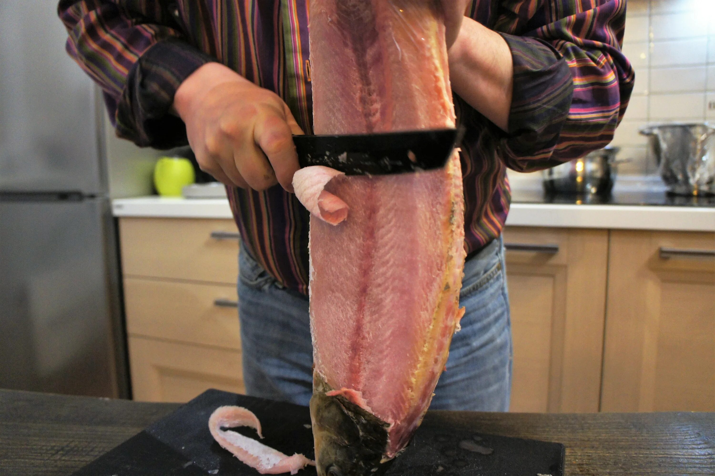 Муксун рыба строганина. Строганина из какой рыбы. Осетр строганина. Пеламида строганина. Муксун строганина.