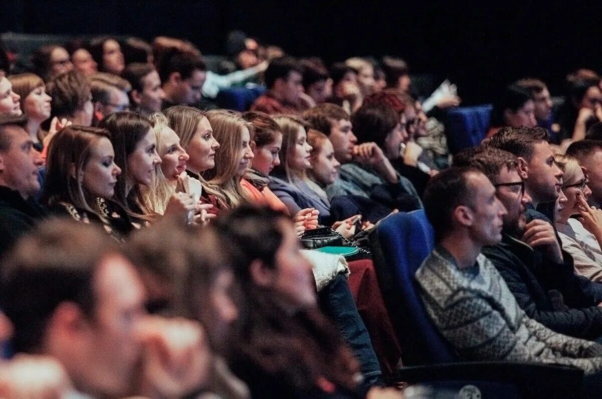 Зрители в кинотеатре. Зрители в кинозале. Зрители в зале картина. Зрители в кинозале фото. Зрители праздничного концерта