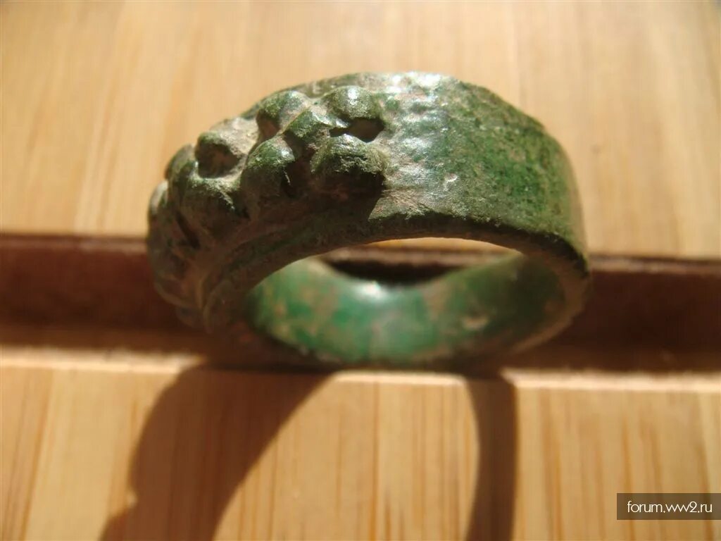 Бронзовое кольцо дзен навигация по каналу. Кольцо старинное бронза. Рубчатый перстень. Древнее бронзовое кольцо. Бронзовое кольцо под старину.