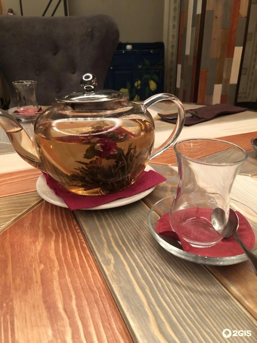 Чай в чайнике. Чайник и чашка. Чай в кружке. Чайник и чашки на столе. Чай на столе фото