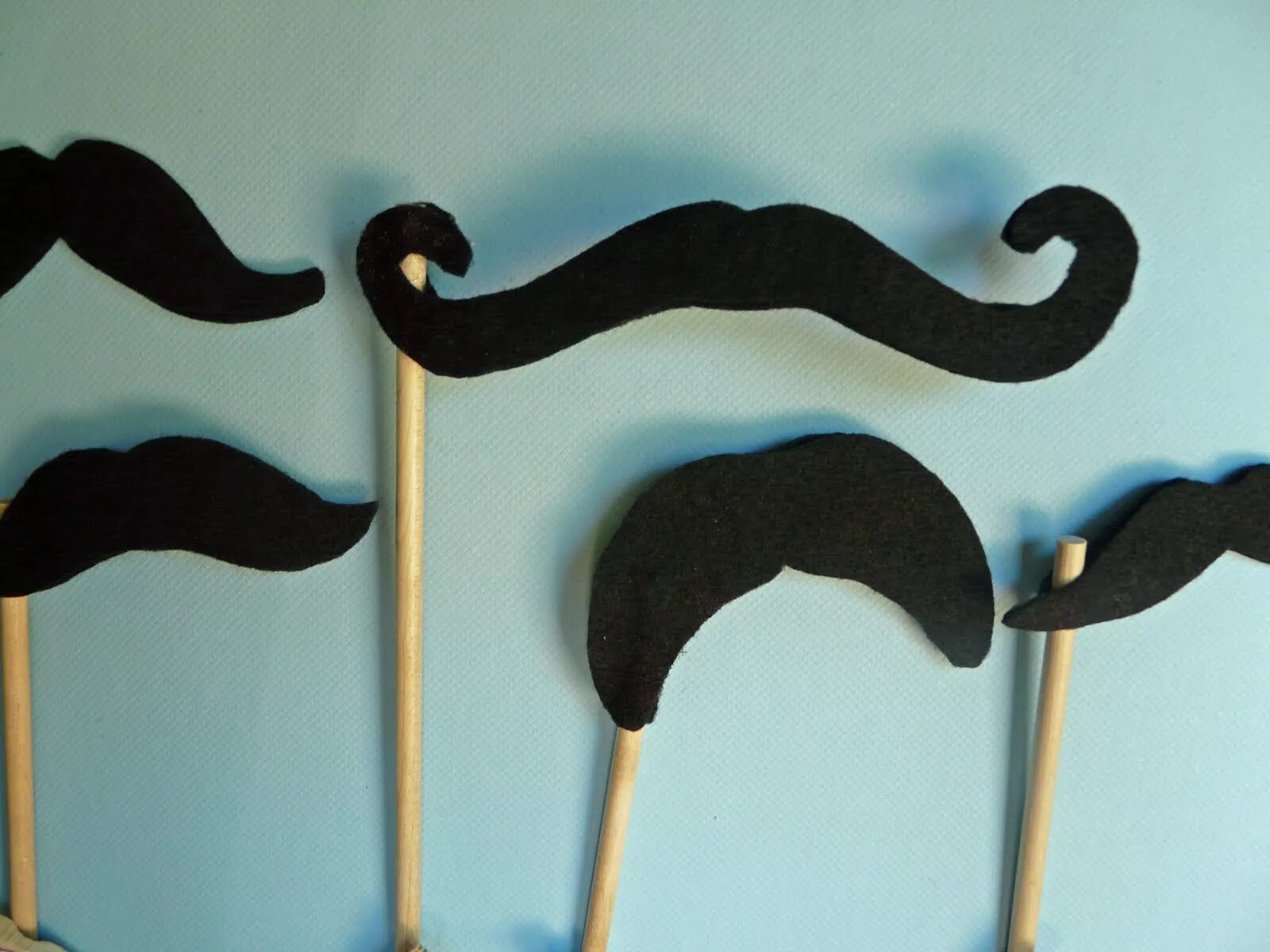 как сделать усы своими руками. усы своими руками для праздника. бутафорские усы. усы на палочке трафарет. усы на бумаге.