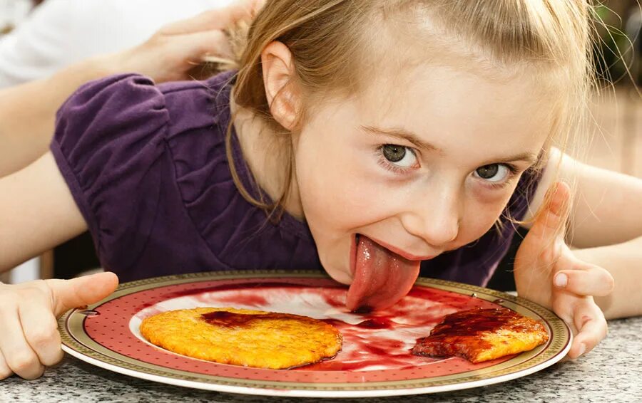 Поел? оближи тарелку. Облизала тарелку. Чувство голода. Облизывание блюдца. Облизывает тарелку.