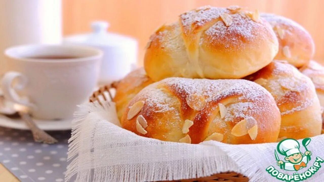 Миндальная булочка. Булочки с миндальными лепестками. Булочка из миндального теста 8 букв. Булочки из миндальной муки. Итальянское печенье бискотти.