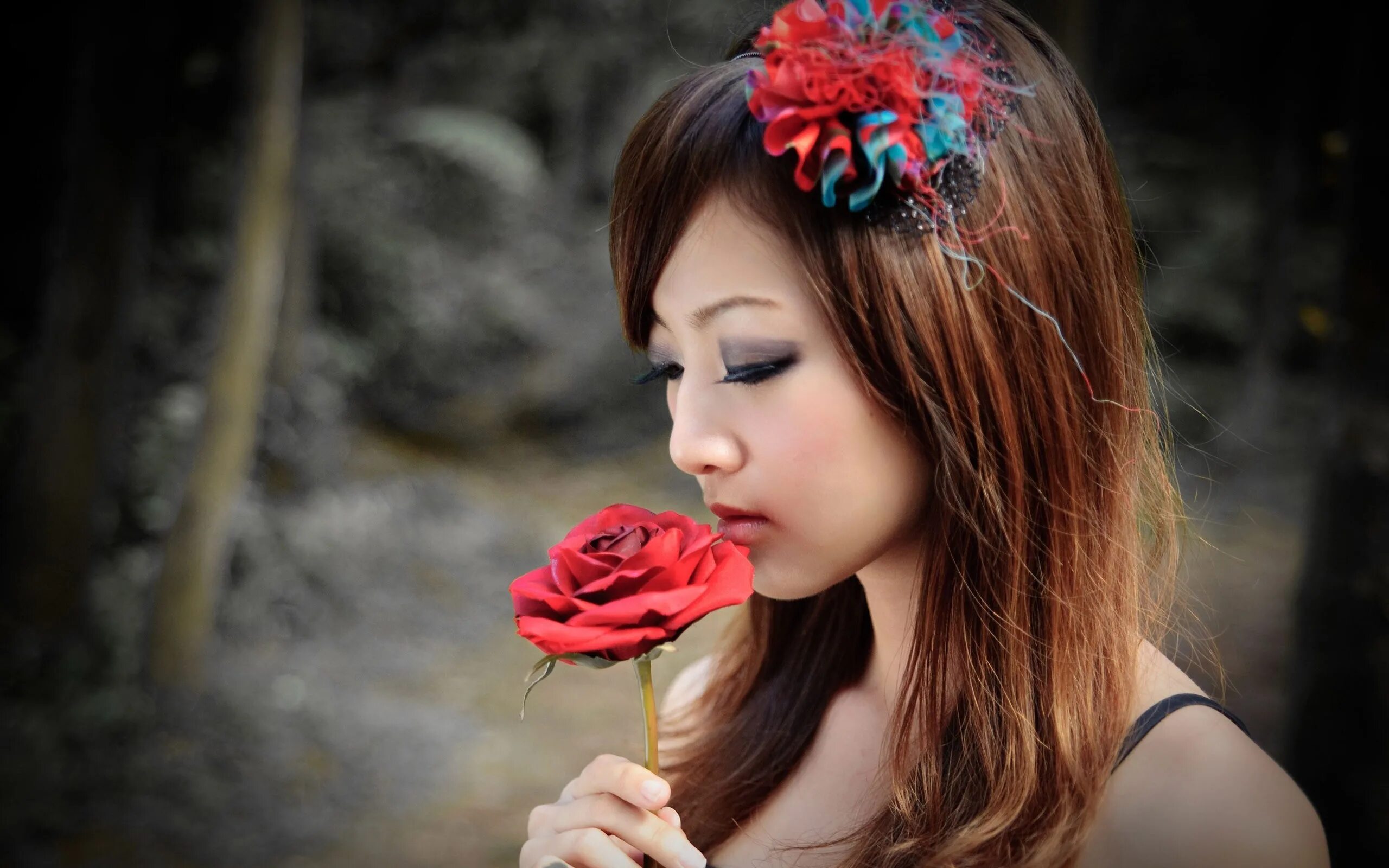 Микако Чанг. Красивые азиатки. Красивые японки. Девушка с цветами. Видео красивой японской девушки