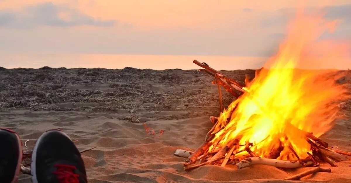 Костер на пляже. Костер на берегу моря. Костер на пляже. Костер на пляже ночью. Костер на берегу моря.
