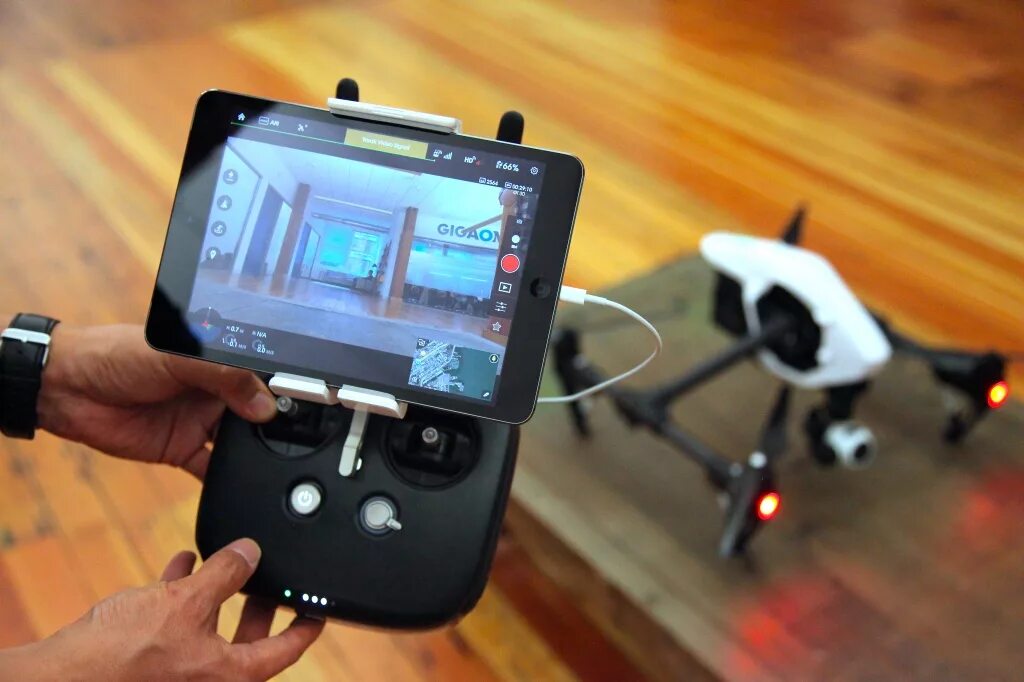 Приложение для квадрокоптера. Пульт управления для дрона dji. пульт для квадрокоптера с экраном. пульт для квадрокоптера с дисплеем. пульт управления дроном с экраном.