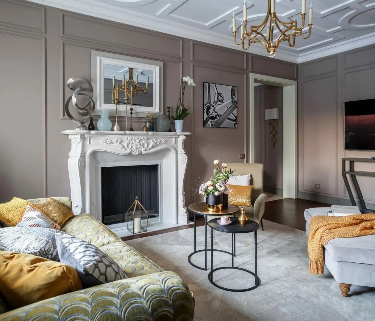 Угловой камин неоклассика. Белый камин неоклассика неоклассика. Камин в стиле неоклассика. Камин в американском стиле. Камин неоклассика белый.