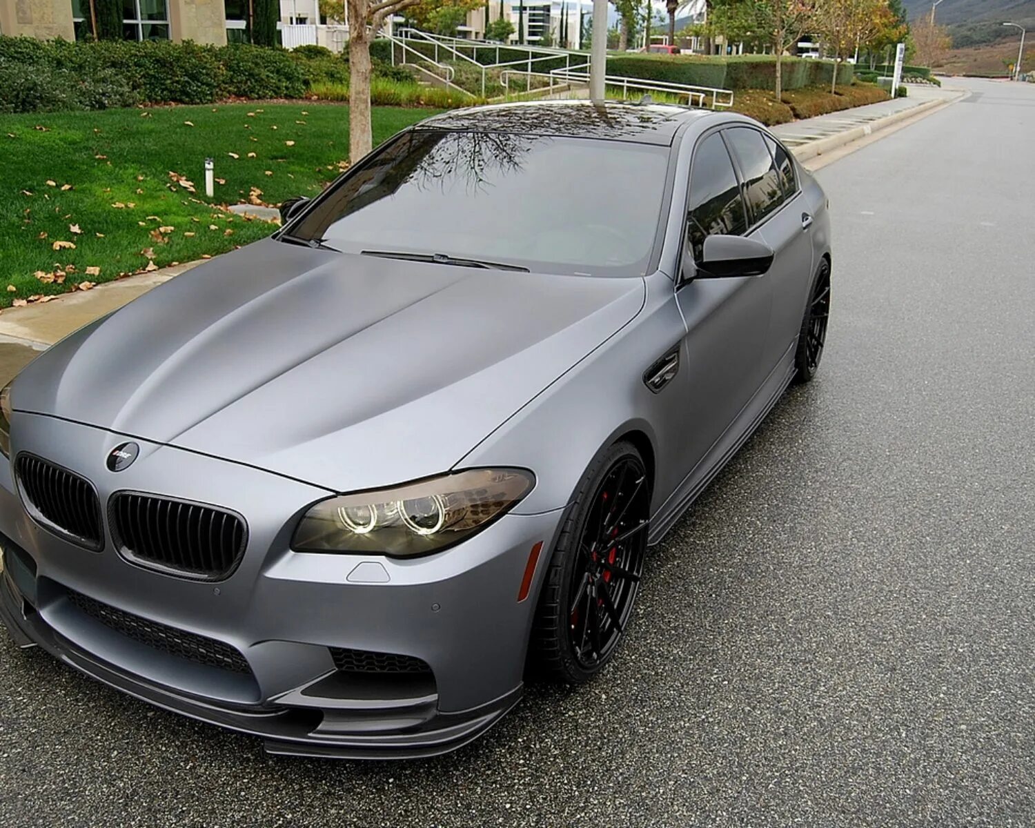 Где серая машина. BMW f10 матовый серый. BMW f10 серая. BMW m5 f10 серый мат. BMW m5 Grey Matte.