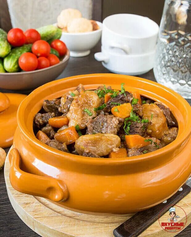 Рагу в горшочках с мясом. Жаркое из говядины. блюда из тушеного мяса. жаркое из говядины в горшочках. рагу с мясом.