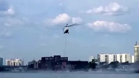 Вертолет над водохранилищем