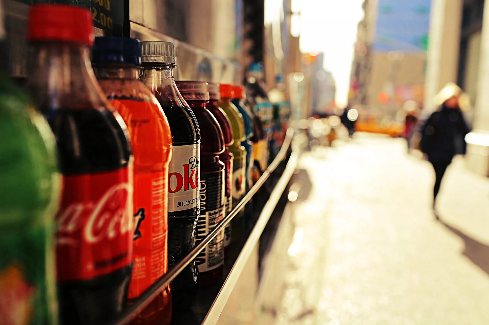 Газированные напитки. Сладкие напитки. Фото газированных напитков. Сладкие газированные напитки. Напитки безалкогольные в бутылках.