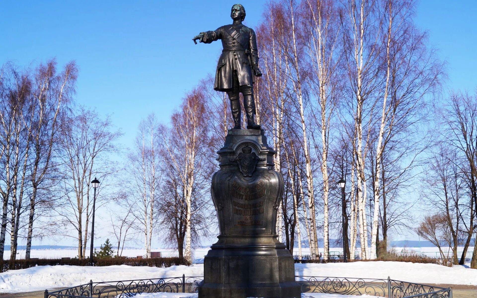 Почему стоит памятник петру 1 в петрозаводске. Памятник Петру i (Петрозаводск). Памятник Петра первого в Петрозаводске. Памятник Петру 1 в Петрозаводске на набережной.