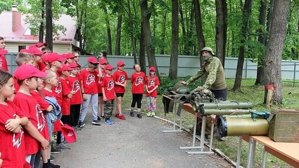 Лагеря для детей участников сво 2024. Детский лагерь. Дети в лагере. Детский загородный лагерь праздник. Военно патриотический лагерь Ульяновск.