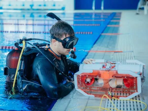 14 про в воде. Подводный робот Астраханский государственный университет. Подводные военные робототехнические системы. Каталог подводных военных роботизированных аппаратов. Роботы проверяющие подводную сторонугэс.