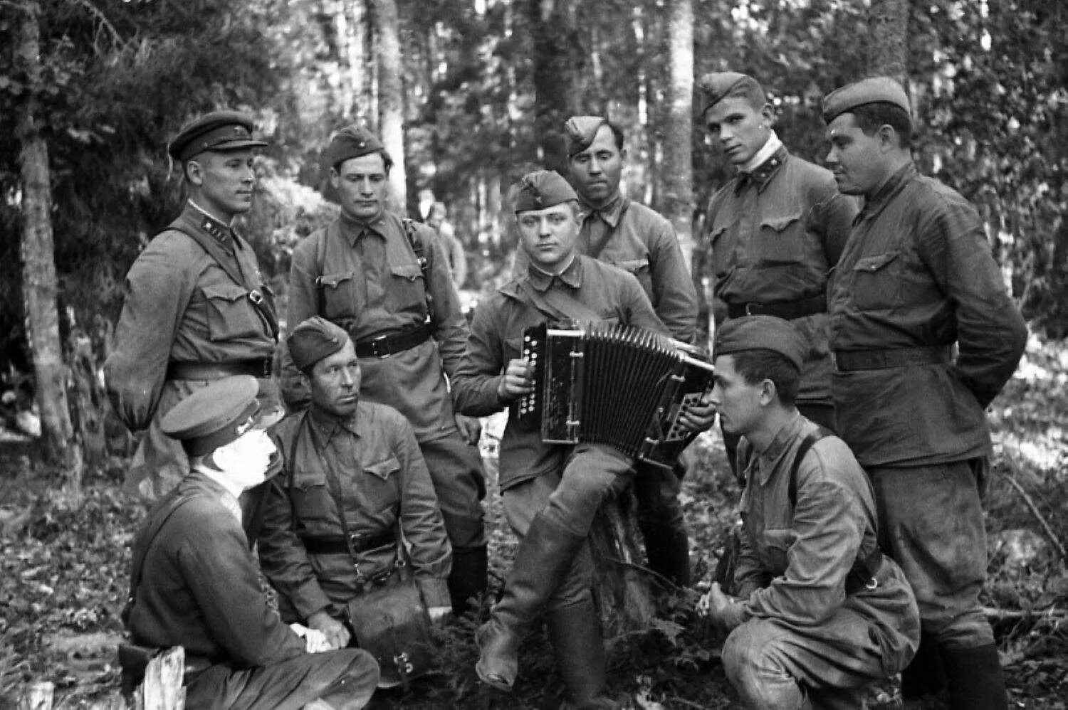 Военные песни 2024 года. «В прифронтовом лесу» (1942). М В Исаковский в прифронтовом лесу. Исаковского «в лесу прифронтовом», «огонек»,. Солдаты поют на привале.