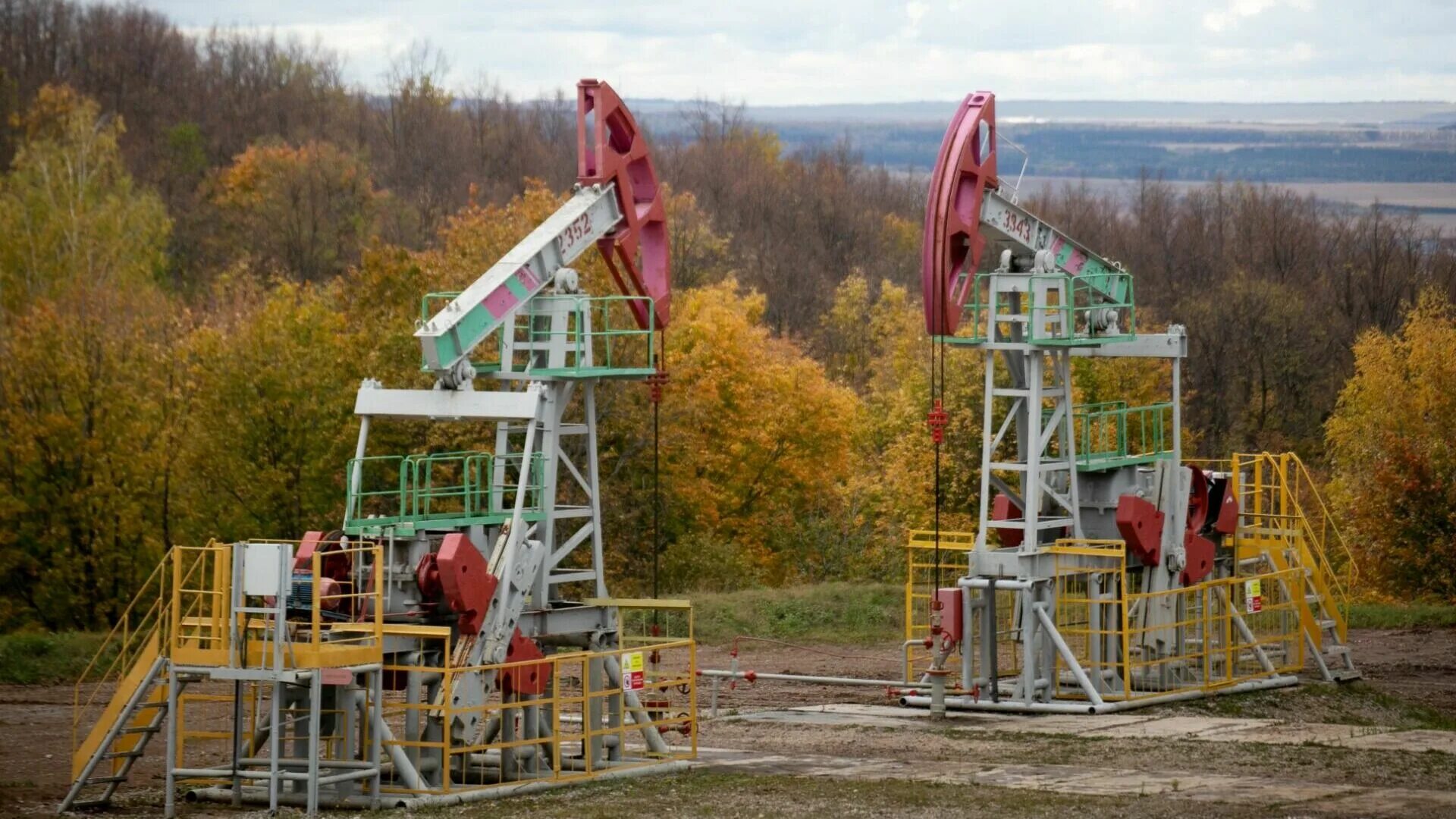 Башкортостан добыча нефти. Станок качалка башнефть. ромашкинское месторождение нефти. ромашкинское нефтяное месторождение татнефть. башнефть-добыча нефтяные качалки.