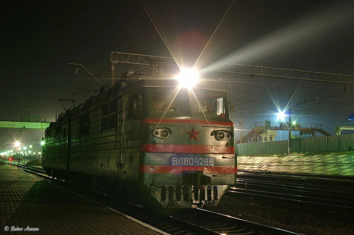 Прожекторы локомотивов. Вл-80 электровоз на станции ночью. Электровоз вл 80 ночью тепловоз ночью. Электровоз вл 80 ночью. Вл-80 электровоз зимой ночью.