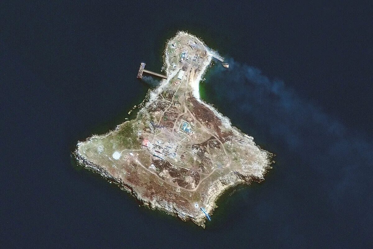 Остров змеиный в черном море. Остров змеиный август. Остров фидониси. Остров змеиный. Поселок белое остров змеиный.
