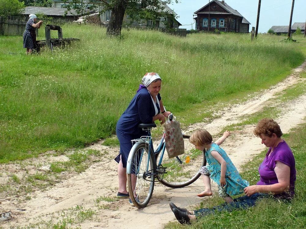 Городской человек в деревне. Деревенские люди. Деревенская жизнь. Жизнь в деревне. Сельские жители.